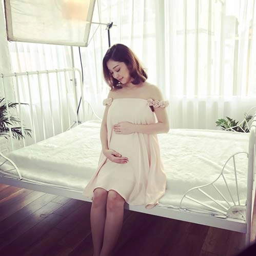 Con gái jennifer phạm nhí nhảnh xoa bụng bầu của mẹ