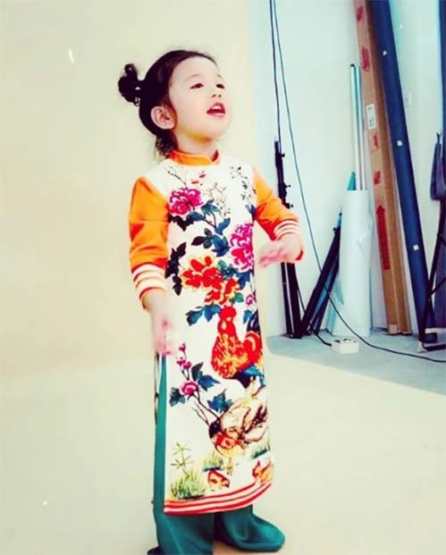 Con gái jennifer phạm nhí nhảnh xoa bụng bầu của mẹ