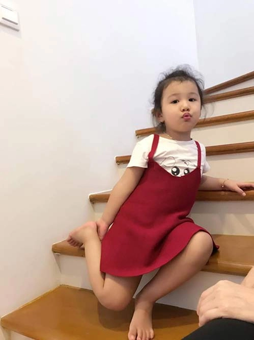 Con gái jennifer phạm nhí nhảnh xoa bụng bầu của mẹ