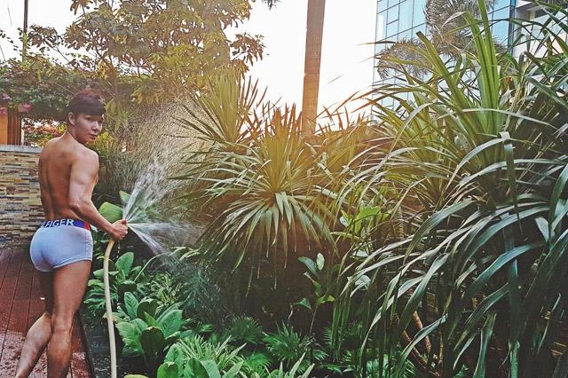 Điển trai hát hay ai ngờ nathan lee còn có tài khác thế này