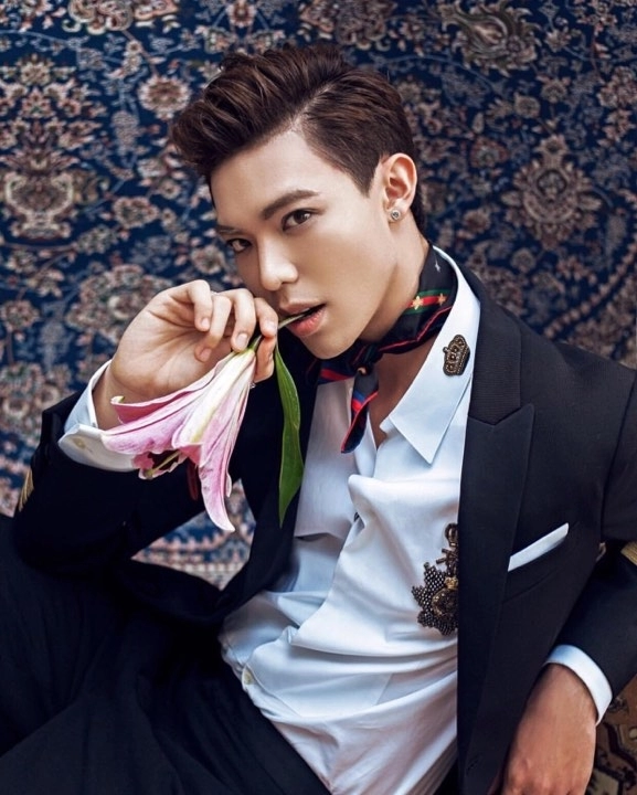 Erik không chỉ chăm makeup mà còn thích pose hình hờ hững