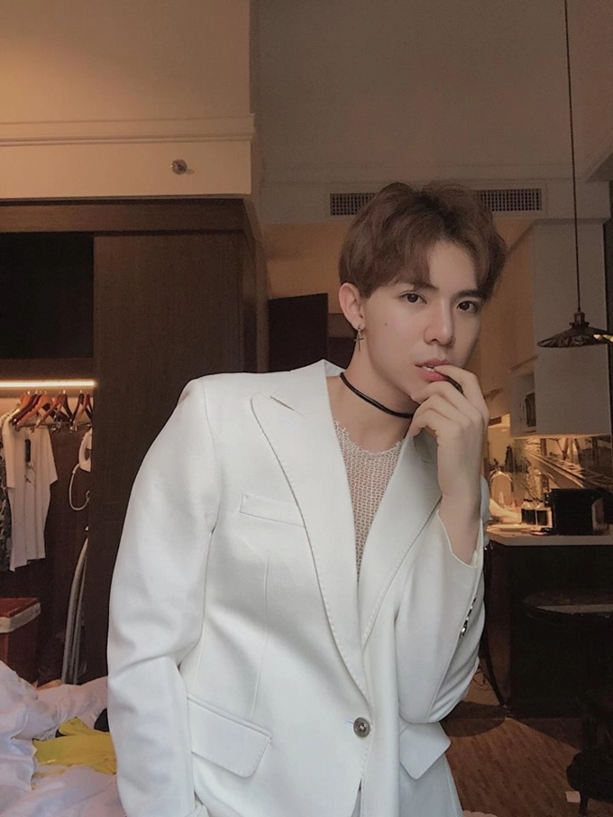 Erik không chỉ chăm makeup mà còn thích pose hình hờ hững