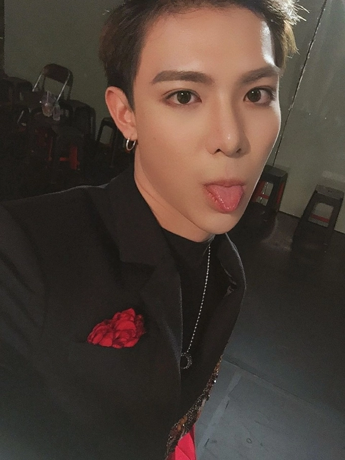 Erik không chỉ chăm makeup mà còn thích pose hình hờ hững