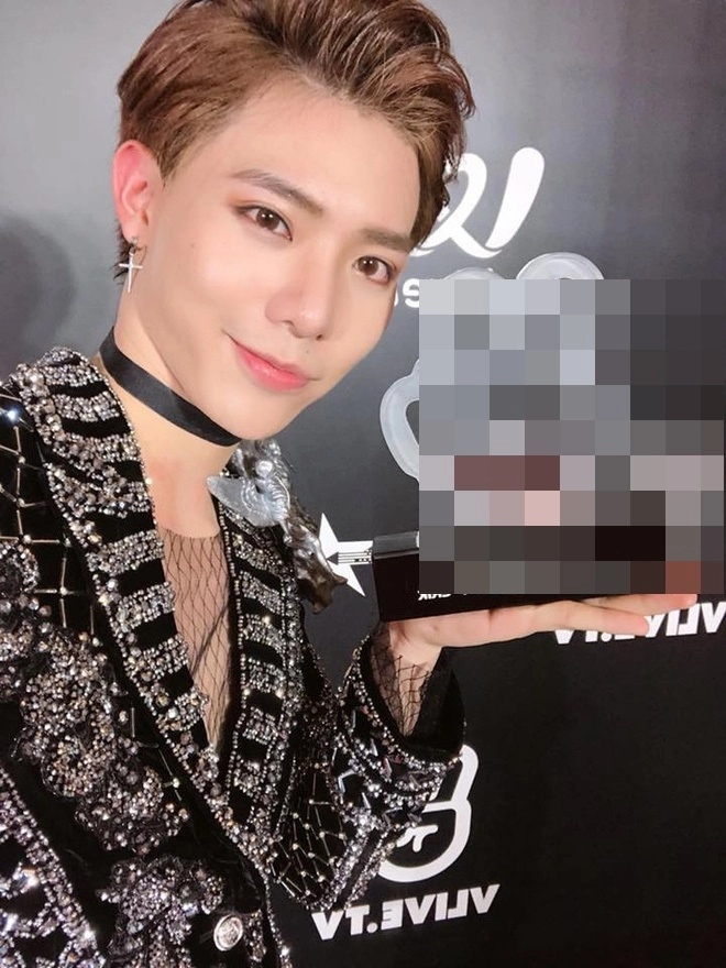 Erik không chỉ chăm makeup mà còn thích pose hình hờ hững