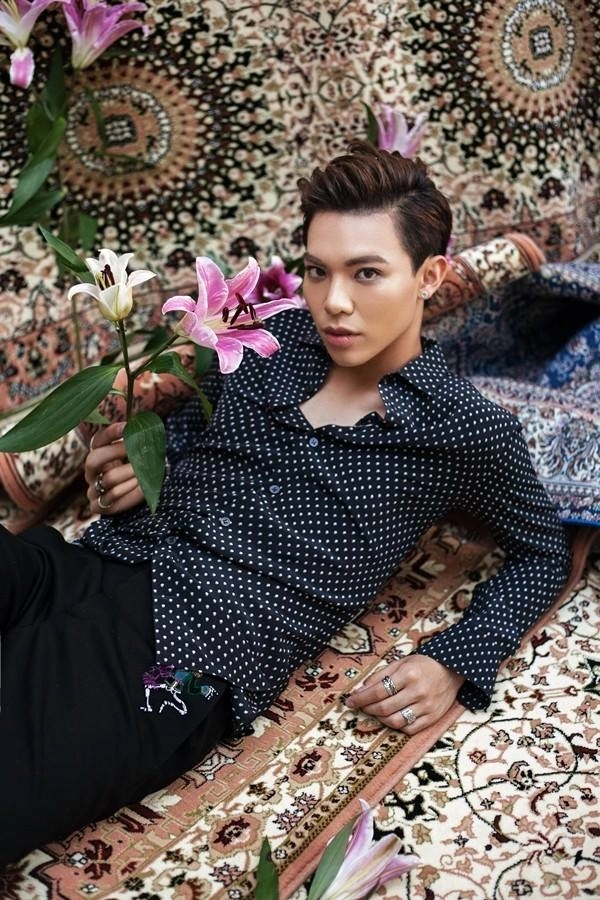 Erik không chỉ chăm makeup mà còn thích pose hình hờ hững