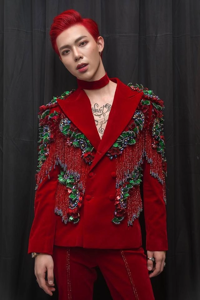 Erik không chỉ chăm makeup mà còn thích pose hình hờ hững