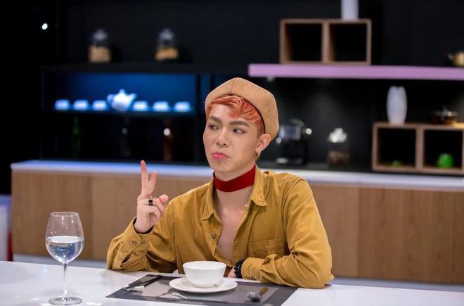 Erik không chỉ chăm makeup mà còn thích pose hình hờ hững