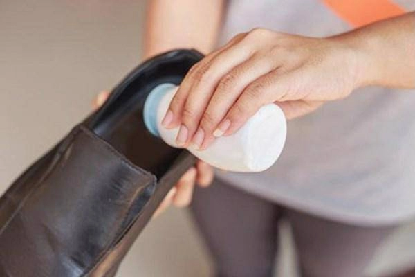 Giày đi cả tuần vẫn thơm tho nhờ bỏ vào trong vài thứ đơn giản