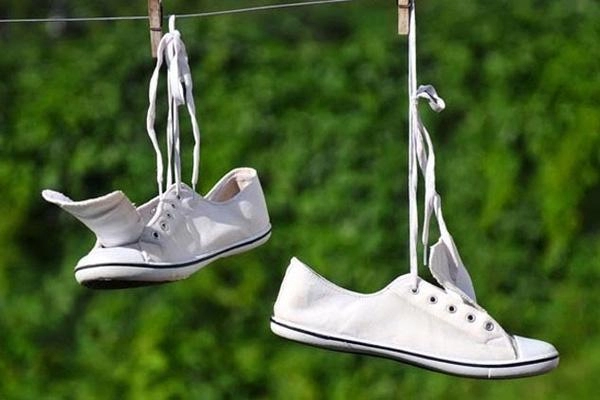 Giày đi cả tuần vẫn thơm tho nhờ bỏ vào trong vài thứ đơn giản