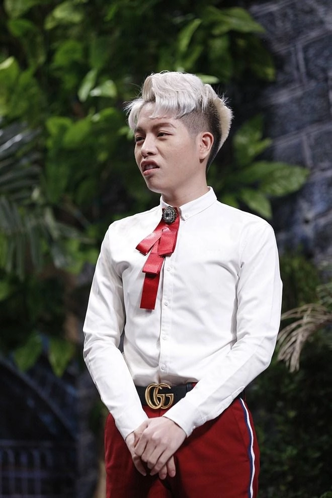 Hai em trai nhà hoa dâm bụt cùng diện vest