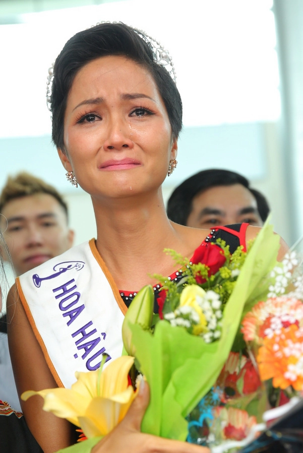 Hhen niê lần đầu diện hàng hiệu về buôn làng