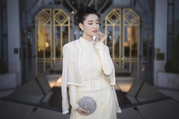 Học cách mặc áo dài vừa chất lại không bị sến