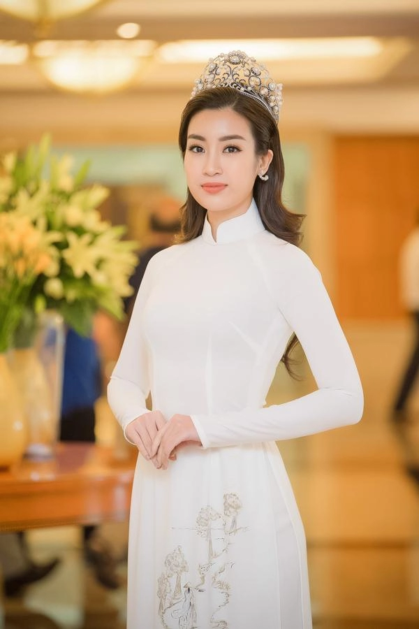 Học cách mặc áo dài vừa chất lại không bị sến