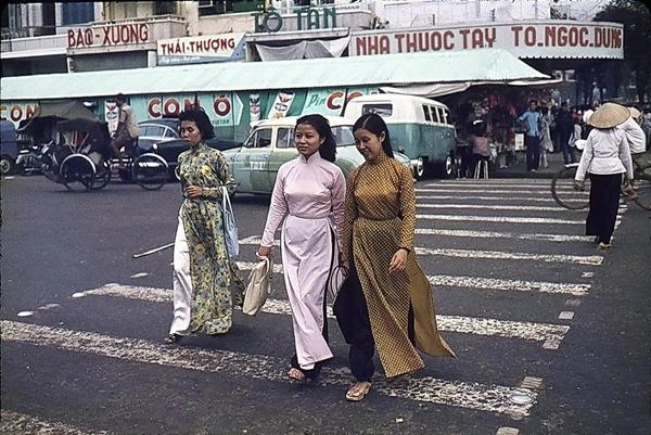 Học cách mặc áo dài vừa chất lại không bị sến