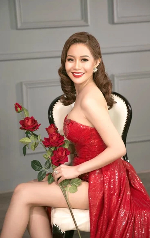 Hút mắt cùng hoa hậu hải dương lộng lẫy với đầm dạ hội đỏ rực