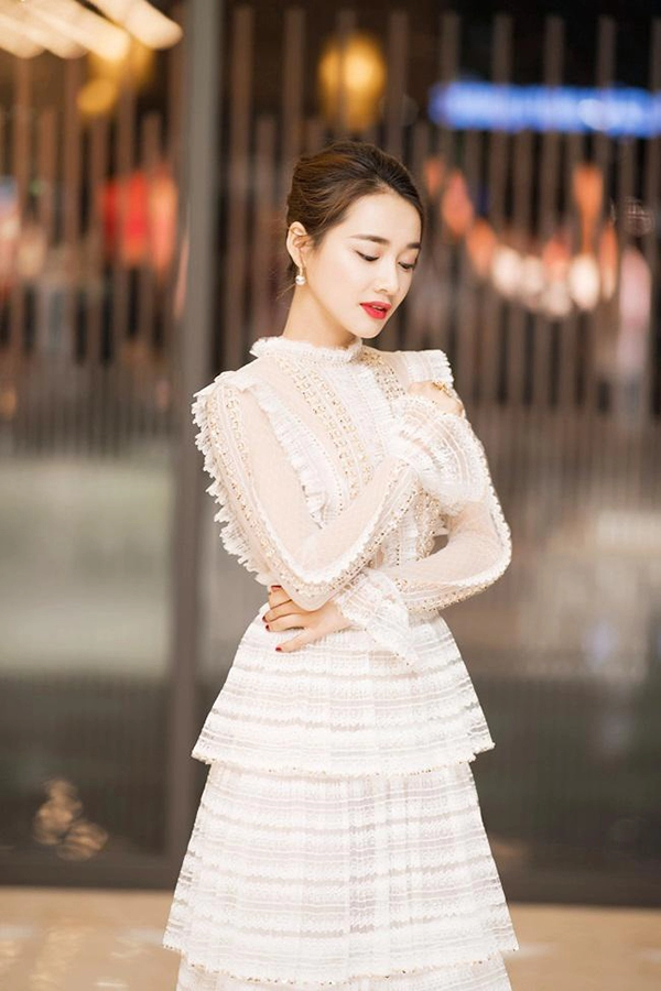 Nhã phương đẹp yêu kiều thông qua váy áo