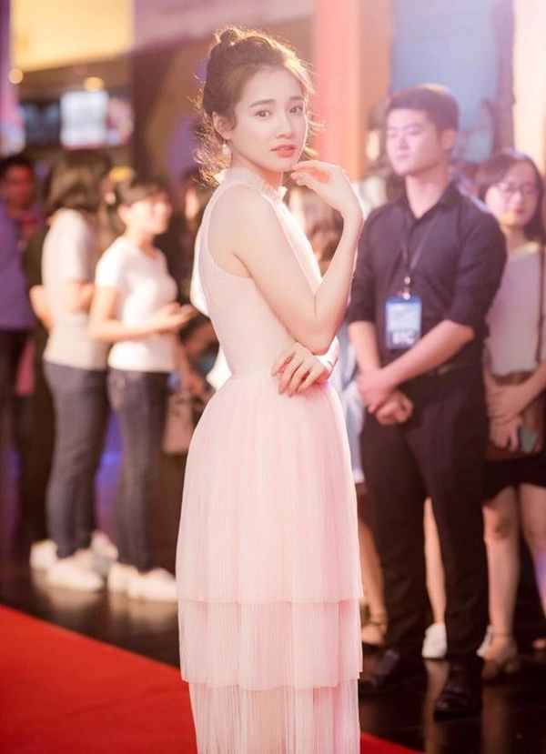 Nhã phương đẹp yêu kiều thông qua váy áo
