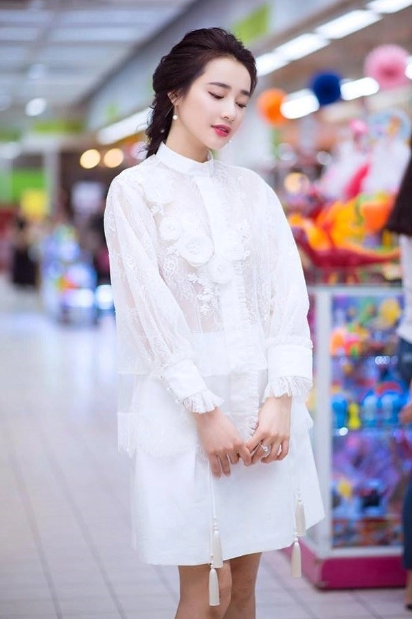 Nhã phương đẹp yêu kiều thông qua váy áo