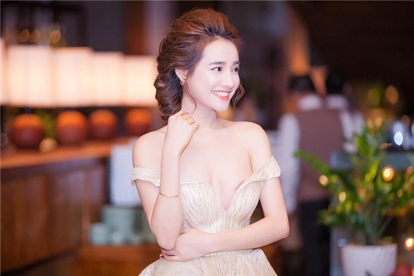 Nhã phương đẹp yêu kiều thông qua váy áo