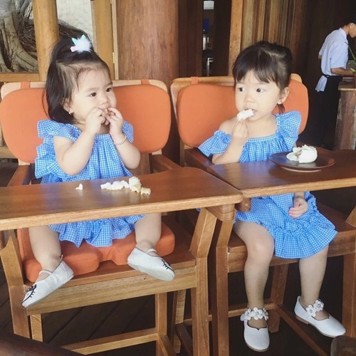 Những bà mẹ vừa đẹp vừa rèn con tự ăn cực chuẩn