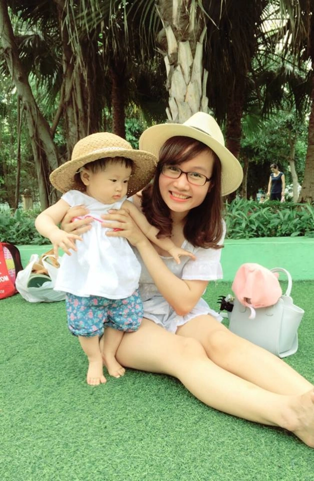 Những bà mẹ vừa đẹp vừa rèn con tự ăn cực chuẩn