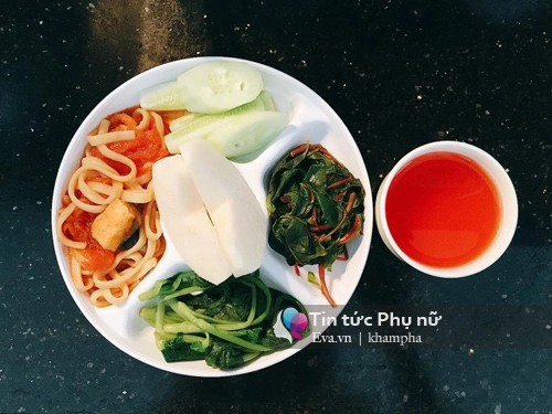 Những bà mẹ vừa đẹp vừa rèn con tự ăn cực chuẩn