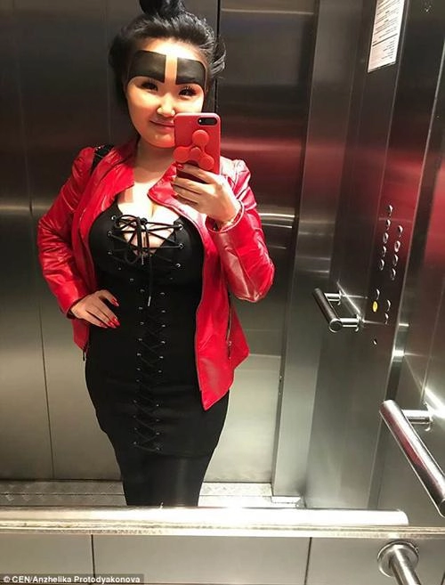 Những người nổi như cồn nhờ vào đôi lông mày quái dị
