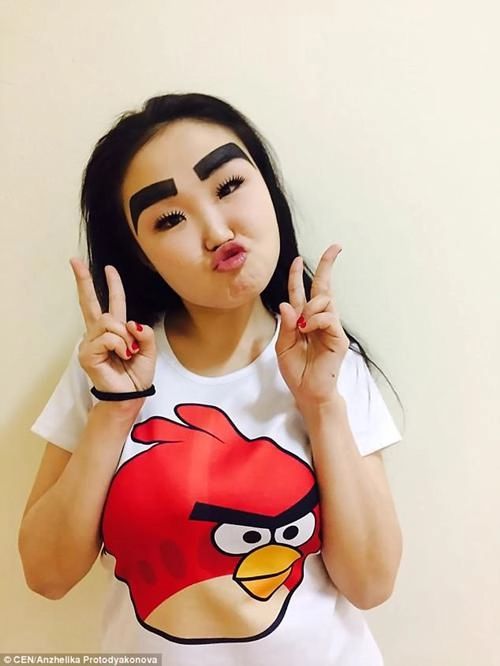 Những người nổi như cồn nhờ vào đôi lông mày quái dị
