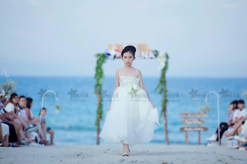 Ntk thảo nguyễn bế con trai lên sàn catwalk