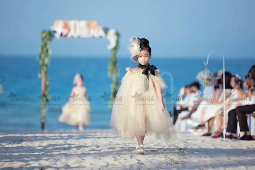 Ntk thảo nguyễn bế con trai lên sàn catwalk