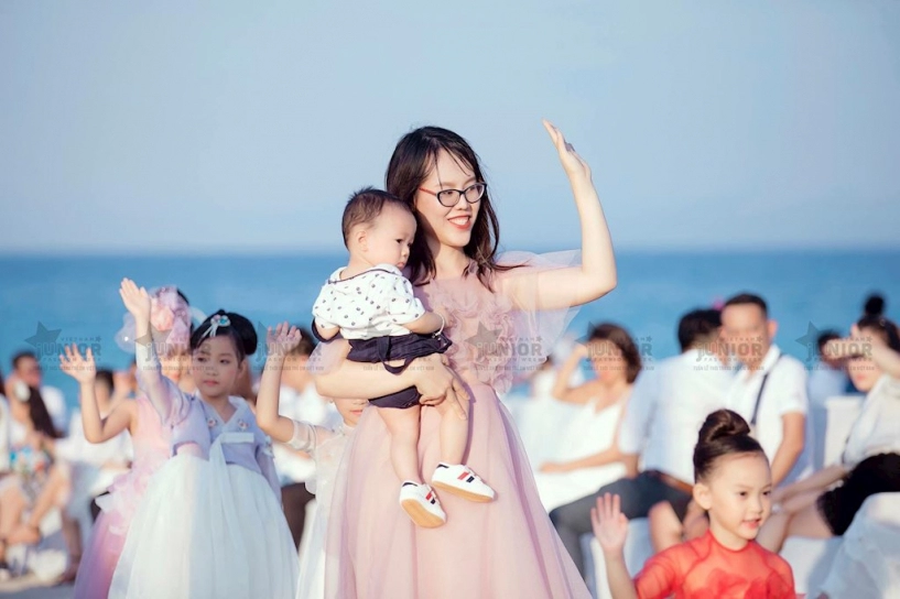 Ntk thảo nguyễn bế con trai lên sàn catwalk