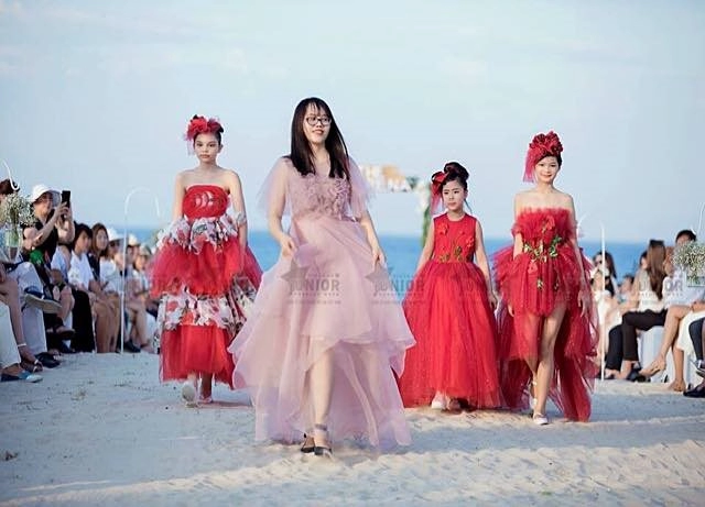 Ntk thảo nguyễn bế con trai lên sàn catwalk