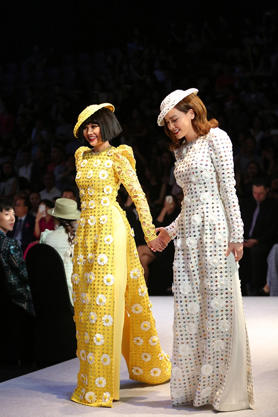 Thanh hằng - hồ ngọc hà nắm tay catwalk đập tan tin đồn rạn nứt tình bạn