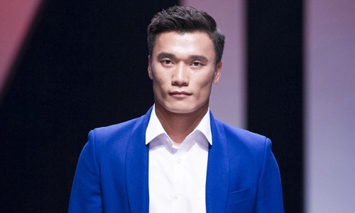 Thủ môn bùi tiến dũng catwalk độc đáo