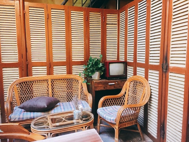 Tiny cafe gây ấn tượng với không gian vintage cực nhiều sách