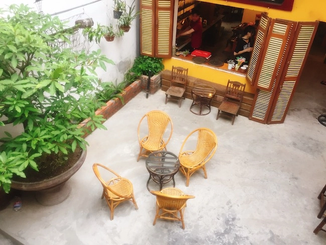Tiny cafe gây ấn tượng với không gian vintage cực nhiều sách