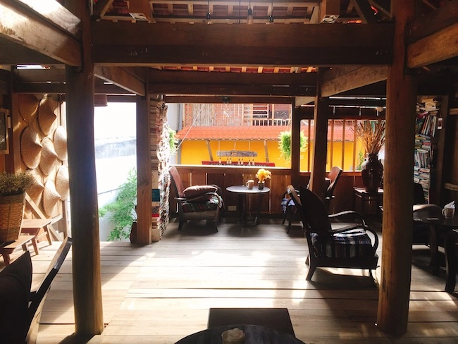 Tiny cafe gây ấn tượng với không gian vintage cực nhiều sách
