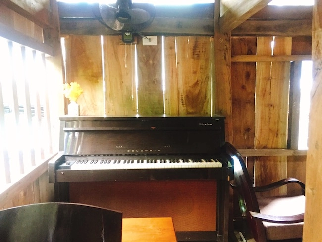 Tiny cafe gây ấn tượng với không gian vintage cực nhiều sách