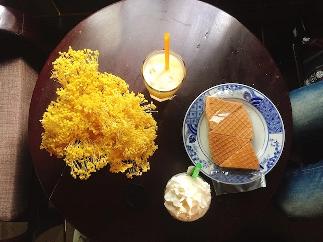 Tiny cafe gây ấn tượng với không gian vintage cực nhiều sách