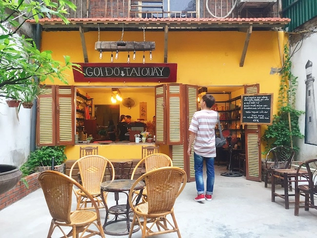 Tiny cafe gây ấn tượng với không gian vintage cực nhiều sách