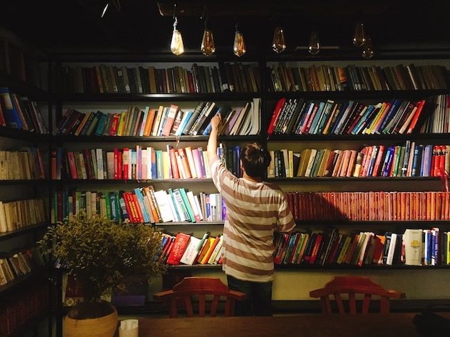 Tiny cafe gây ấn tượng với không gian vintage cực nhiều sách