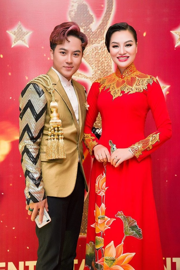 Trần huyền nhung cùng nguyên vũ được mời vào vị trí ghế nóng