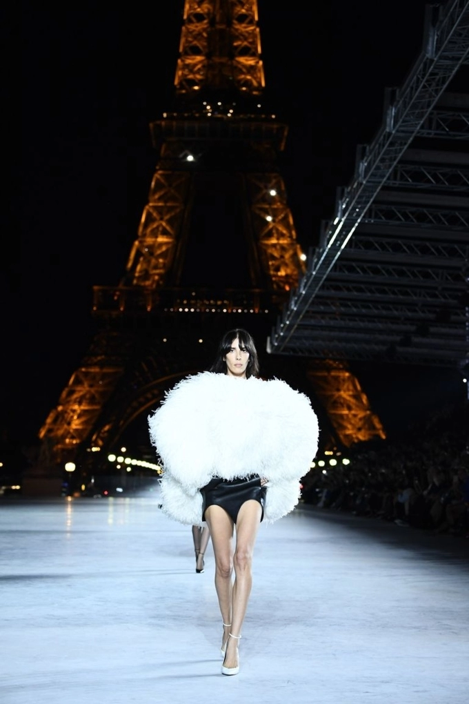 Màn trình diễn thời trang cực kỳ hoành tráng dưới chân tháp eiffel