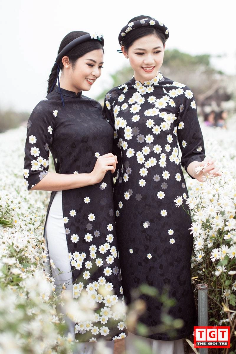 Ngọc hân thanh tú như chị em sinh đôi diện áo dài cúc hoạ mi