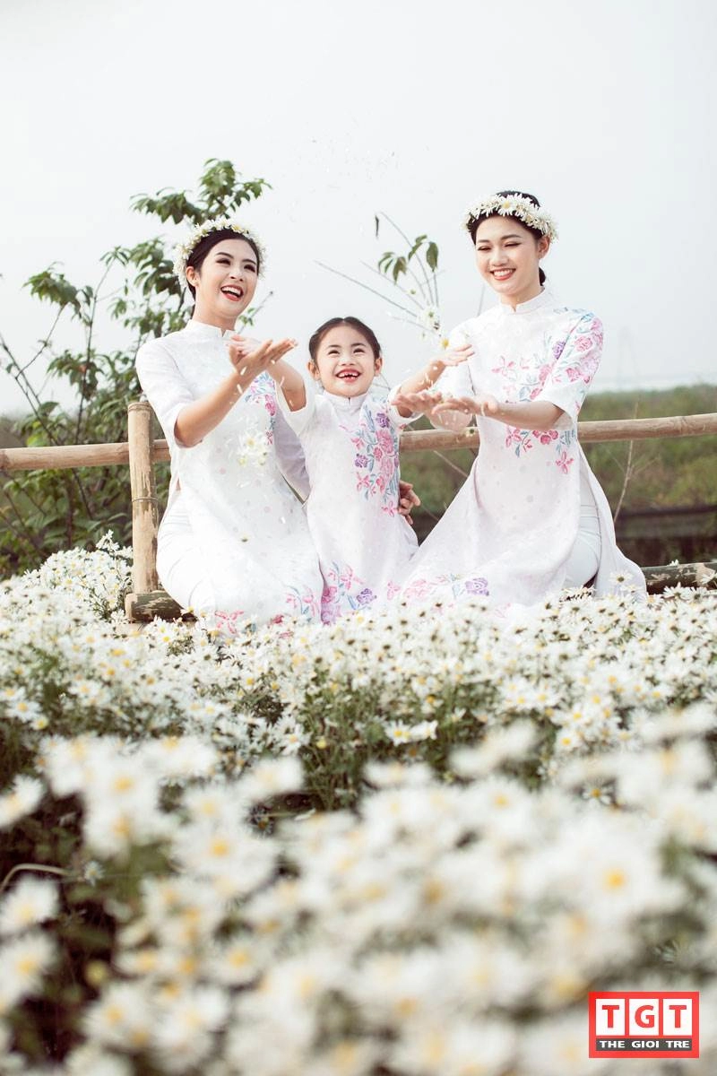 Ngọc hân thanh tú như chị em sinh đôi diện áo dài cúc hoạ mi
