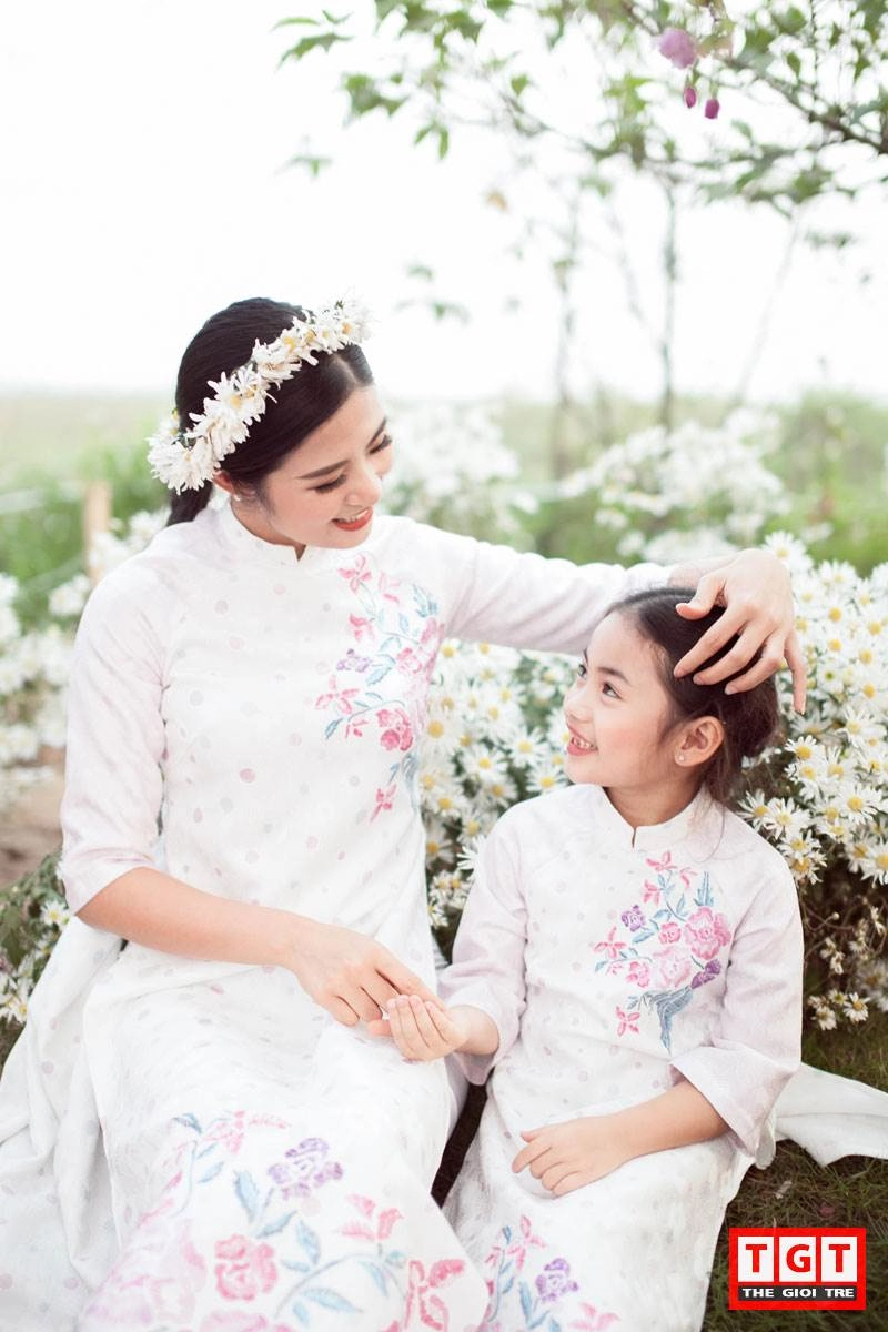Ngọc hân thanh tú như chị em sinh đôi diện áo dài cúc hoạ mi