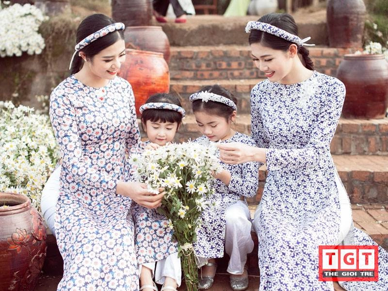 Ngọc hân thanh tú như chị em sinh đôi diện áo dài cúc hoạ mi