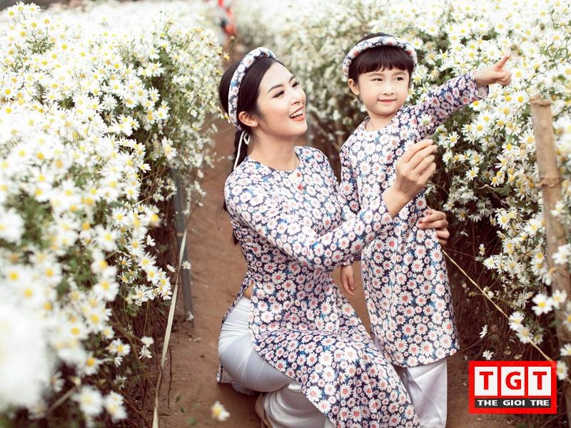 Ngọc hân thanh tú như chị em sinh đôi diện áo dài cúc hoạ mi