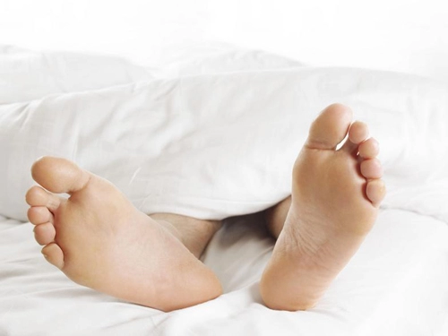 Thói quen đi tất khi ngủ vào mùa đông đúng hay sai