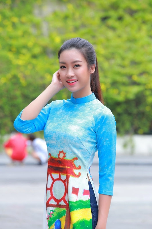 Đỗ mỹ linh bị fan vây kín khi mặc áo dài và quần jeans tại hồ gươm